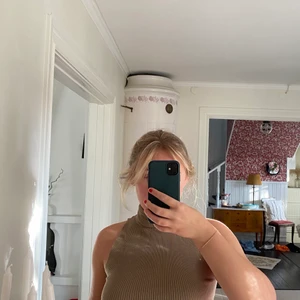 Grönt linne - Grönt ribbat linne från Gina med polokrage