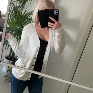 Kofta - Superfin vit kofta från Gina Tricot, tror aldrig använd eller ytterst få gånger🤍🤍🤍 Storlek S 