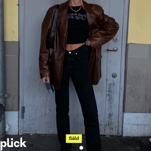 brun läderkavaj - säljer min läderkavaj som jag köpte på plick för några månader sen, bilderna är lånade och det är äkta läder 💕