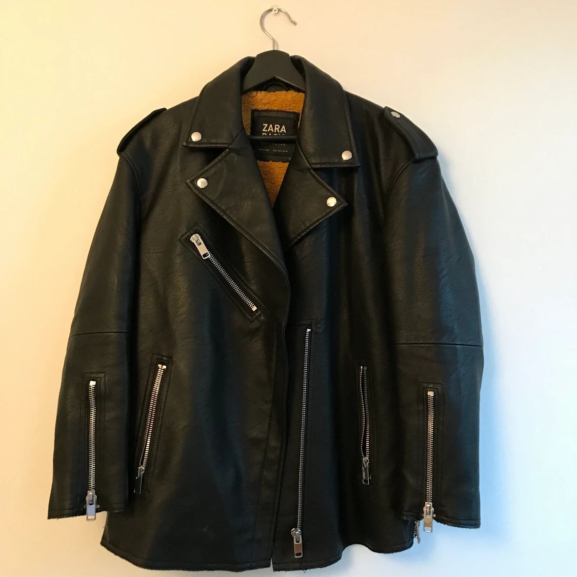 Bikerjacka i fakeläder