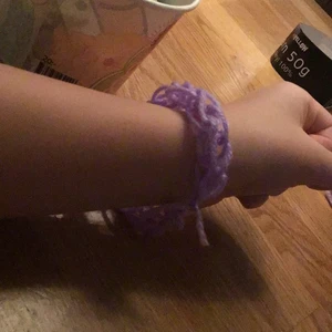 Brage89 - Ett lilla armband som är hemma gjort ni kan skriva till mig en storlek på en ni vill ha och färg!