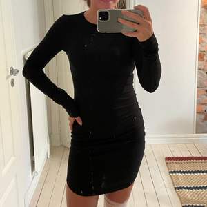 Helsvart klänning från Nelly i storlek XS!☺️