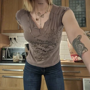 äkta dolce gabbana! Utrop 10 - Utrop 10 kr! Kort auktion! Äkta dolce gabbana från tidigt 00 tal! Såååå häftig! Saknar storlek men uppskattar till s! Skynda fynda. Samfraktar. Allt i min profil 10 kr! Köp direkt? Kom med bud!