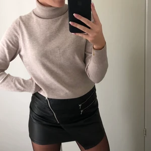 Beige stickad polotröja, Strl S - Jättefin beige stickad polotröja. Storlek S. Frakt tillkommer ❤️