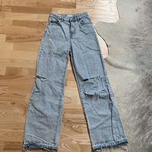 Ljusblåa jeans med slitningar jag har gjort själv! 90’s modell med vidare ben. Använda två gånger!🕊