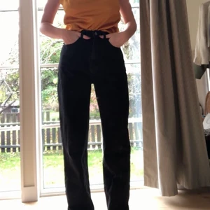 Svarta jeans - Högmidjade jeans raka med slits nere. 