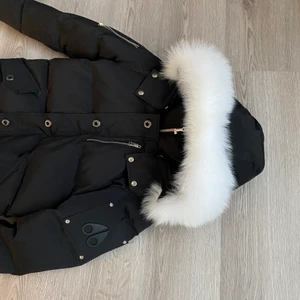 Moose Knuckles jacka - Använd en vinter, är som ny, kvitto finns äkta! Priset kan pratas via snabb äfär. 