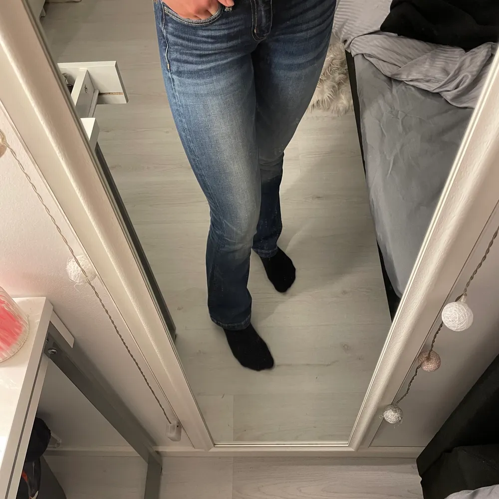 Jeans färgade jeans från crocker som är låga i midjan och har lite bootcut. Waist 25 och length 31. Knappt använda . Jeans & Byxor.