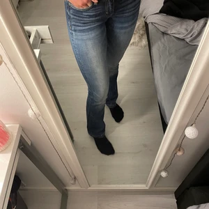 Lågmidjade jeans  - Jeans färgade jeans från crocker som är låga i midjan och har lite bootcut. Waist 25 och length 31. Knappt använda 
