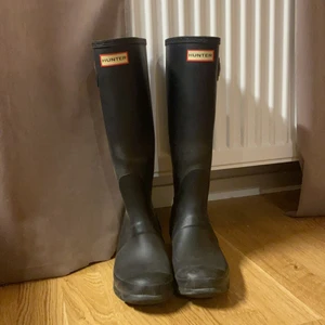 Hunterstövlar - Väl använda hunter stövlar men i bra skick! Lite slitna men jag tycker dem ser väldigt fina ut.  Köpta i nk på butiken mathilde. Nypris 1295kr köparen står för frakt