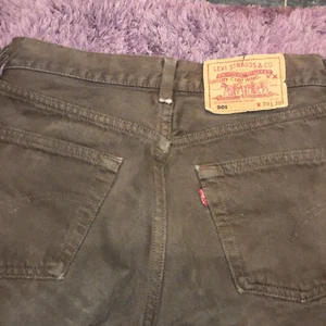 Bruna Levis 501 - Buda från 200😄Levis 501 i så fin brun färg, storlek W28 L30 och raka i modellen, passar mig i längden superbra som är 165, dock brukar jag vara en W27 men dessa är verkligen för små i midjan så skulle säga att de passar en W25 istället för 28! Andra bilden är från förra ägaren😋 Inte i nyskick men ändå bra skick! Fraktar eller möts upp💓