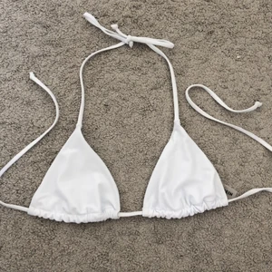 Bikini överdel!  - Säljer denna vita snygga bikini överdel! Super enkel & fin till sommaren😍😍😍 inte använd en endast gång då den är helt ny! Väldigt små i storleken, passar xs eller s så tyvärr för liten för mig :(