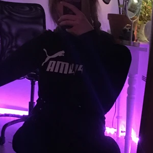 puma hoodie (med luva) - svart hoodie med luva i strlk XS från puma!! 💕 storleken är verkligen xs så jag med S/M och 172cm lång får knappt på mig den </3 den är dock väldigt bekväm och har inga defekter ^^ meddela mig vid intresse och eventuella frågor !