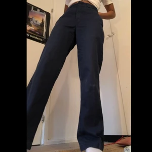 Dickes byxor  - Mörkblå högmidjade dickes byxor. Använder inte längre, lite slitna men inga hål, står ingen midjestolek, men SMALL