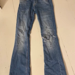 Lågmidjade jeans  - Säljer likadana jeans som tidigare i min profil men med hål på knät. De är exakt likadana som de andra i storlek S💙