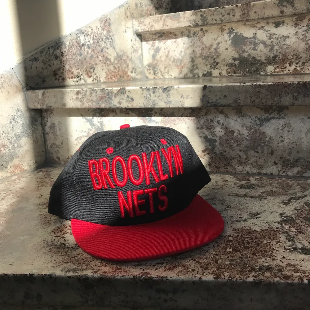 En snygg brooklyn keps med röda bokstäver. Den är justerbar och har 4x ❤️. Övrigt.