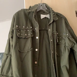 Nitjacka  - Jacka i jeans/tyg från Zara, grön med nitar fram. Går även att stänga med knappar fram 