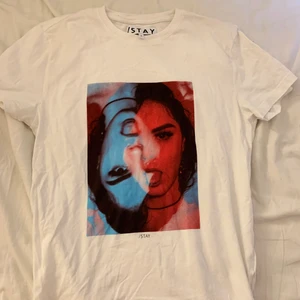 Helt ny T-shirt från carlings  - Säljer nu denna osnvända fina tröja ifrån carlings, för att den tyvärr inte riktigt var min stil. Storlek S