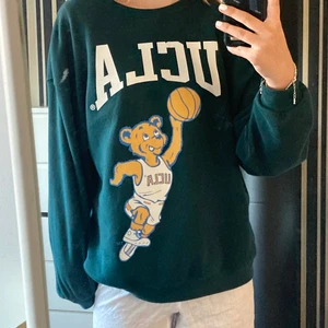 Sweatshirt från hm i storlek L - Jättemysig tröja från hm i storlek L. Nästan helt oanvänd och i väldigt bra skick!💕