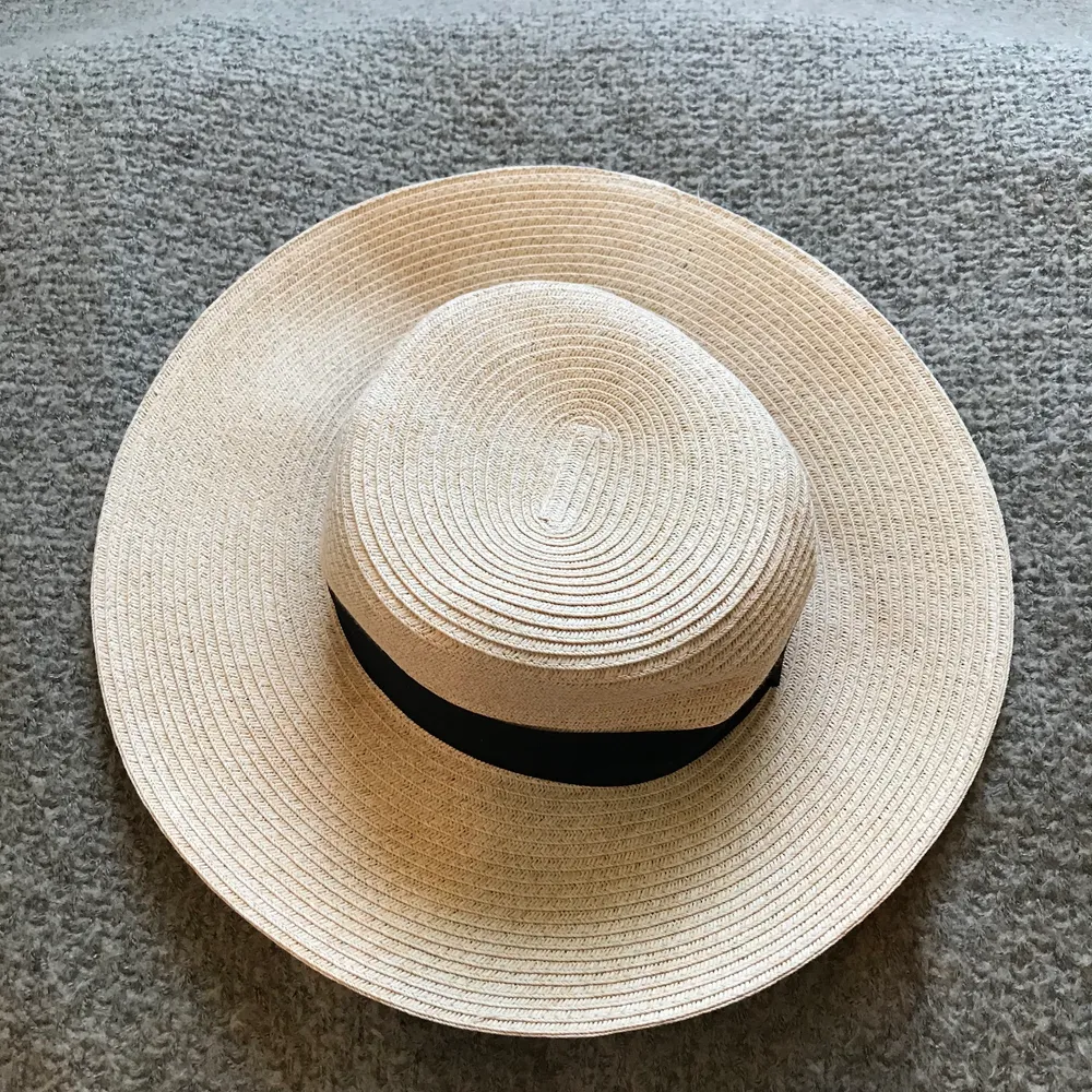 En fin hatt från HM att ha på sommaren eller när man vill haha :). Accessoarer.