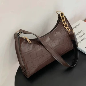 Väska - Säljer denna skit snygga axelrems väska! Den är trovärdig med bilderna i storleken! Råkade beställa två stycken så därför jag säljer vidare. Säg bara till för frågor osv!!