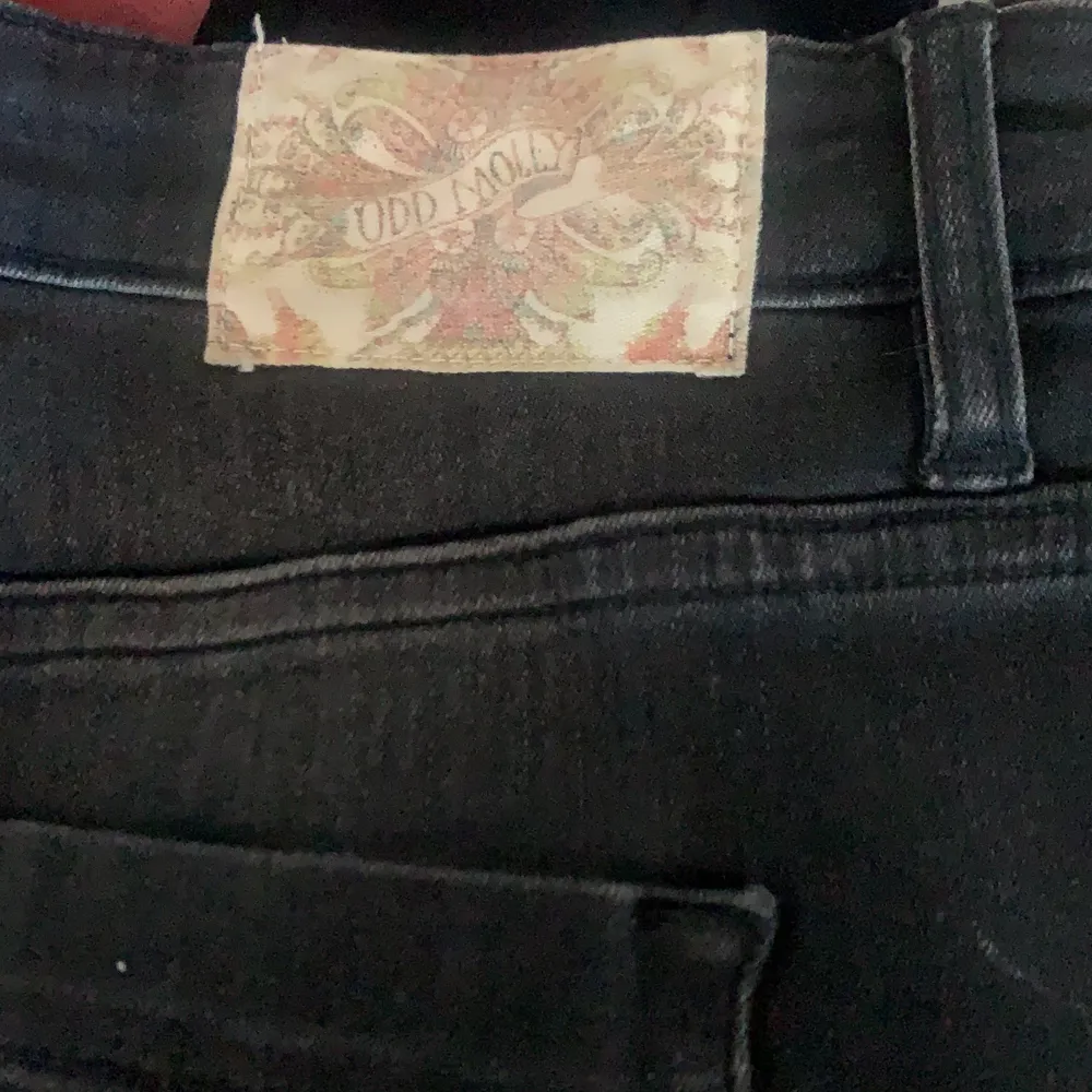 Svarta bootcut odd molly jeans, lite slitningar längst ner💕 Odd Molly storlek är 32. Jeans & Byxor.