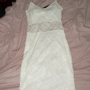 Vit klänning  - Det här är en vit klänning i bra skick, har aldrig använt. Jag säljer den pågrund av att den är för liten. Den är ganska liten i storleken.
