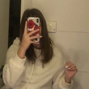 Vit fluffig hoodie - Färg: Vit.                                                                                  Pris: 199kr.                                                                 Storlek: Xs