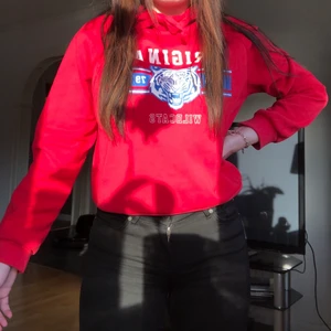 Röd hoodie med tryck strl S - Hoodie från ginatricot, skön och mysig passform. Använd ett fåtal gånger