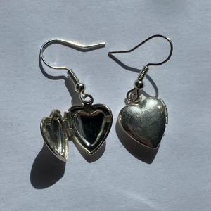 Örhänge  - Hjärt medaljong, kan öppnas och kan sätta in bilder i🥰              Dom kommer i en påse och kommer hem till dig välpaketerat!