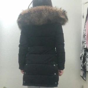 Hollies jacka  - Hej nu säljer jag denna fina varma jackan för 3000 kr, den är från hollies och orginal priset när jag köpte var 5500, den är bara använd i en vintersäsong och storleken är 32 men den passar även 34,35. Den finns att hämta i Skåne men kan även fraktas. 