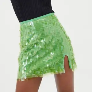 SÅ snygg kjol från Urban outfitters!! Tyvärr för liten för mig därför har den aldrig blivit använd - lappen kvar. Inget att anmärka på såklart.   Storlek: S Pris: 325:- inkl frakt 