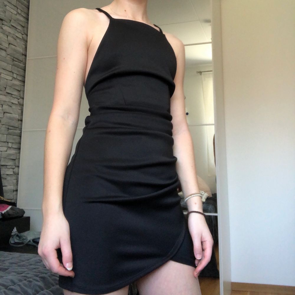 En svart bodycon klänning med öppen rygg🤩 || Den är fint veckad så att den ”gömmer” din mage lite vilket är superskönt || Köpt på Nelly || Säljer då jag är på jakt efter en ny svart klänning i annnan modell✨ || Fraktkostnad tillkommer . Klänningar.