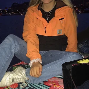 Carhartt windbreaker - Skön windbreaker från Carhartt, köpt några år sedan från Caliroots. Den är längre än vad man ser på bildena eftersom jag brukade vika upp den