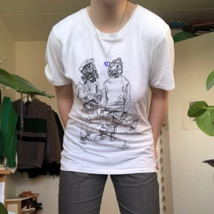 T-shirt  - Snygg tröja i bra skick. Kan mötas upp annars tillkommer frakt.