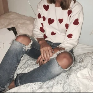 Tröja med hjärtan - Köpt på zaras barnavdelning. Gott skick. Jag tycker att den är jättefin men har inte fått tillfälle att använda den på väldigt länge. Storleksmässigt skulle jag säga oversized s