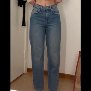 Raka jeans  - Raka jeans ifrån h&m. Storlek 34.