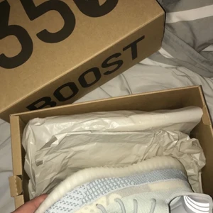 YEEZY 350 cloud white - Yeezy 350 cloud white, skick 7/10, skriv gärna för mer information 