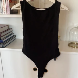 Body med djup skurning i sidorna  -  Svart body med djup skurning sidorna! Perfekt för en utekväll när Corona tillåter det. Köpt på Asos. 🥰💘😤