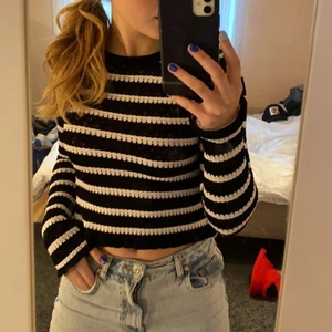 Populär långärmad tröja från zara - Väldigt fin tröja från Zara. Storlek M men sitter som S. Jätte skön och en perfekt långärmad tröja som också funkar att ha nu till sommaren😍😍😍😍😍 kunden betalar frakten❤️