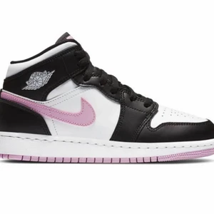 Jordan 1 mid white black light arctic pink  - Har dom här fina skorna inne stl 36-46 här av dig om du är intresserad.🥰
