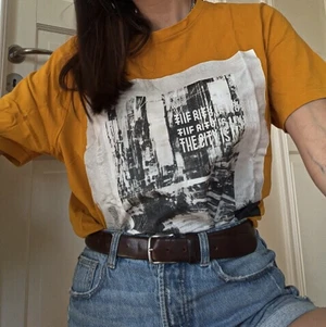 Oversized Printed T-Shirt  - Säljer denna oversized t-shortcuts då den aldrig kommit till användning. Köpt för ca 1 år sedan, i samma skick som den var när den var ny. Köpt på Stadium. 