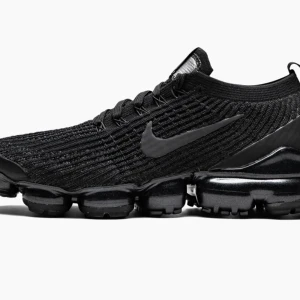 Nike vapormax skor  - Nike vapormax skor i storlek 39, använda ett fåtal gånger men bra skick, inga hål, fläckar eller slitningar. Bekväma skor. Säljer pga de inte används då ja köpt nya skor. Köptes för 2300 kronor. Bilderna är tagna från nätet men skriv så kan ja skicka egna bilder på skorna. 