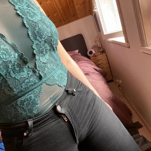 Spetsbody  - Oanvänd mörkgrön spetsbody 