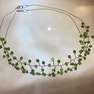 Halsband - Ett halsband av metall och gröna fina glaspärlor😌 spännet är försilvrat, och frakten ingår i priset❣️❣️❣️                                                                                —————————————————————————————           Jag kan göra specialbeställda smycken, det är bara att höra av dig❤️🌟 —————————————————————————————                    Kika gärna in på min profil, säljer en massa olika handgjorda smycken💃🏼 perfekt till dig själv eller i present till någon❣️✨        