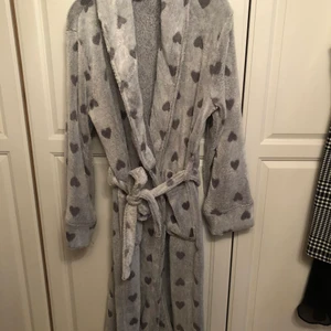 Morgonrock från kappahl  - En jätte mysig fluffig morgonrock som är knappt använd och tvättad en gång.   Den går ner till smalbenen typ på mig, alltså är den mycket lång och mysig som en morgonrock ska vara! Den är i storlek S.  Köptes på Kappahl för ett par år sedan för ca 400kr, men den mestadels hängt i garderoben under denna tiden.   Två fickor i fram och ett snöre draget igenom två öglor på sidorna.   Undrar du något kolla i profilen eller kika in i chatten.   Är priset för högt? Kom med eget förslag!