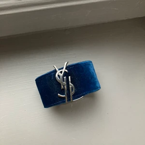 Yves saint laurent armband  - Säljer mitt Yves saint laurent armband! Det är i mörkblå sammet och superfint. Tyvärr får jag ingen användning av det längre. Det har inga defekter o h är i topp skick. Köpt för 4500, säljer för 2200!