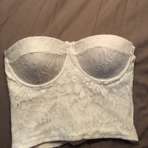 Korsett topp - såå fin topp, perfekt till sommaren. Håller sig uppe bra och sitter perfekt. Köptes för länge sen men är knappt använd