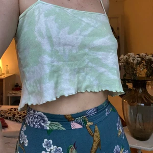 Grön tie dye - Ett grönt/vit tie dye linne! Storlek saknas men passar mig som vanligtvis är en m! 