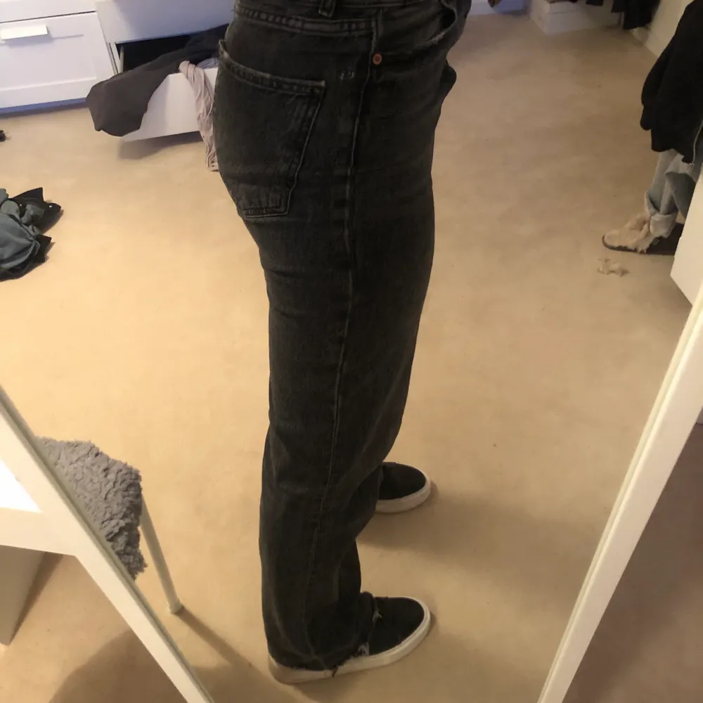 Ett par gråa jeans från zara. Passar till allting men använd tyvärr inte av mig då jag har för många jeans💕 köptes för 399kr. Jeans & Byxor.